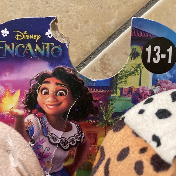 Disney Encanto plush slippers - Picture 10 of 12